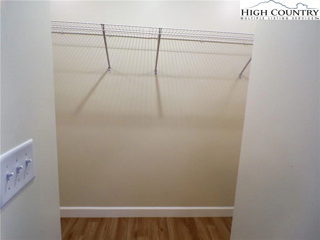 Image number 7 for the current listing