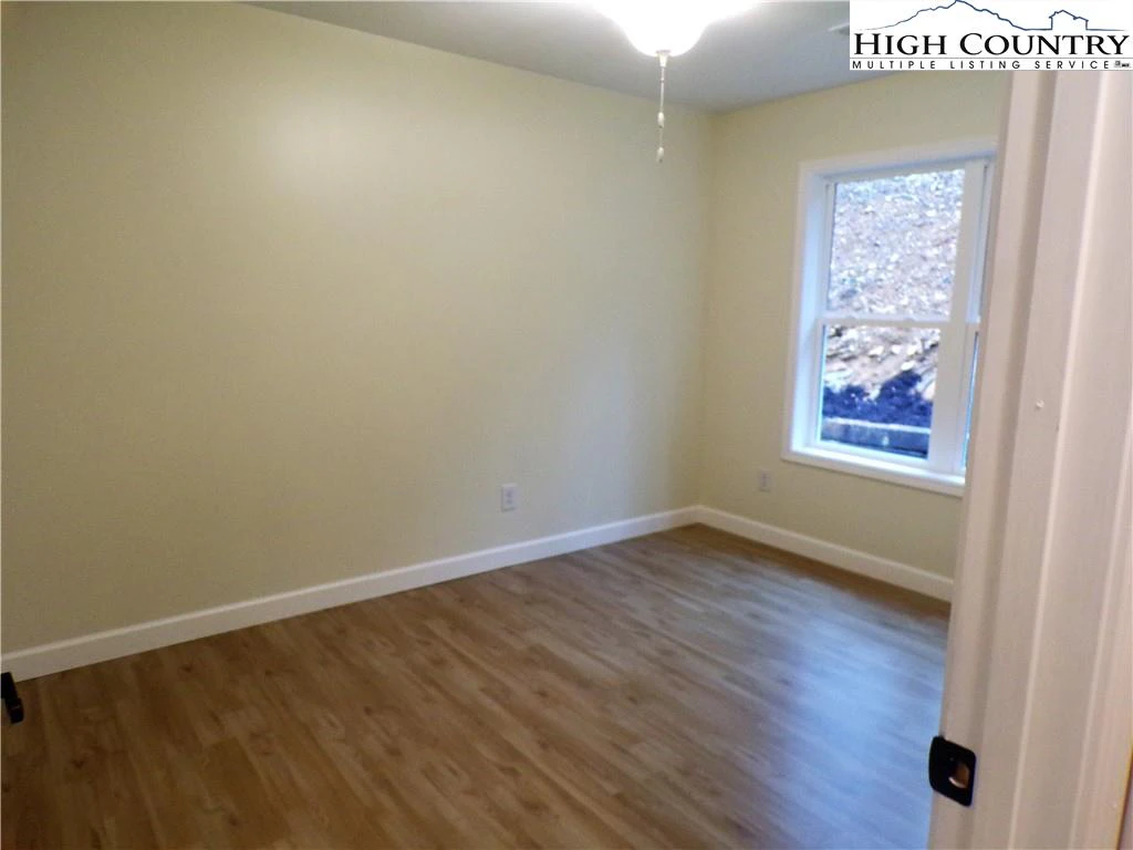 Image number 15 for the current listing
