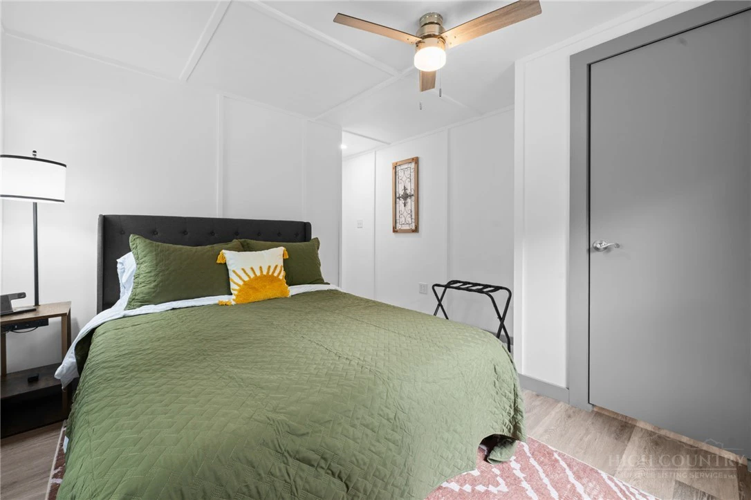 Image number 4 for the current listing