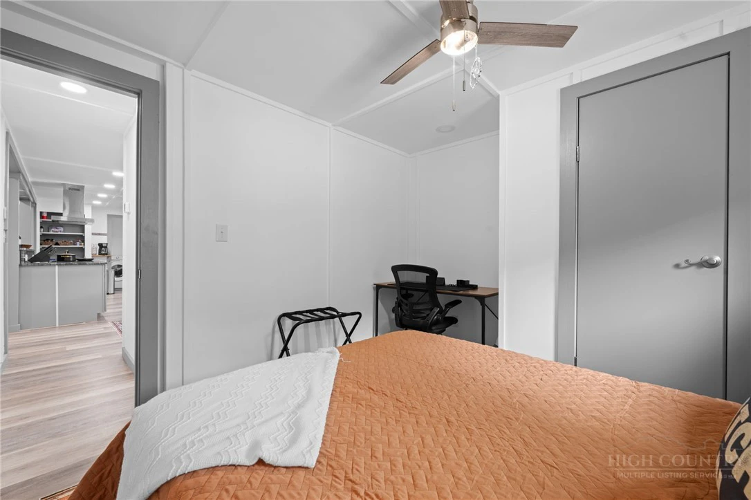 Image number 8 for the current listing