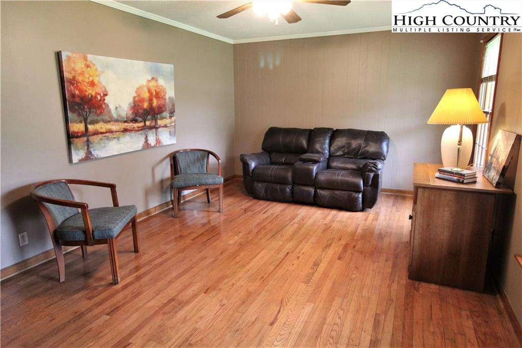 Image number 3 for the current listing