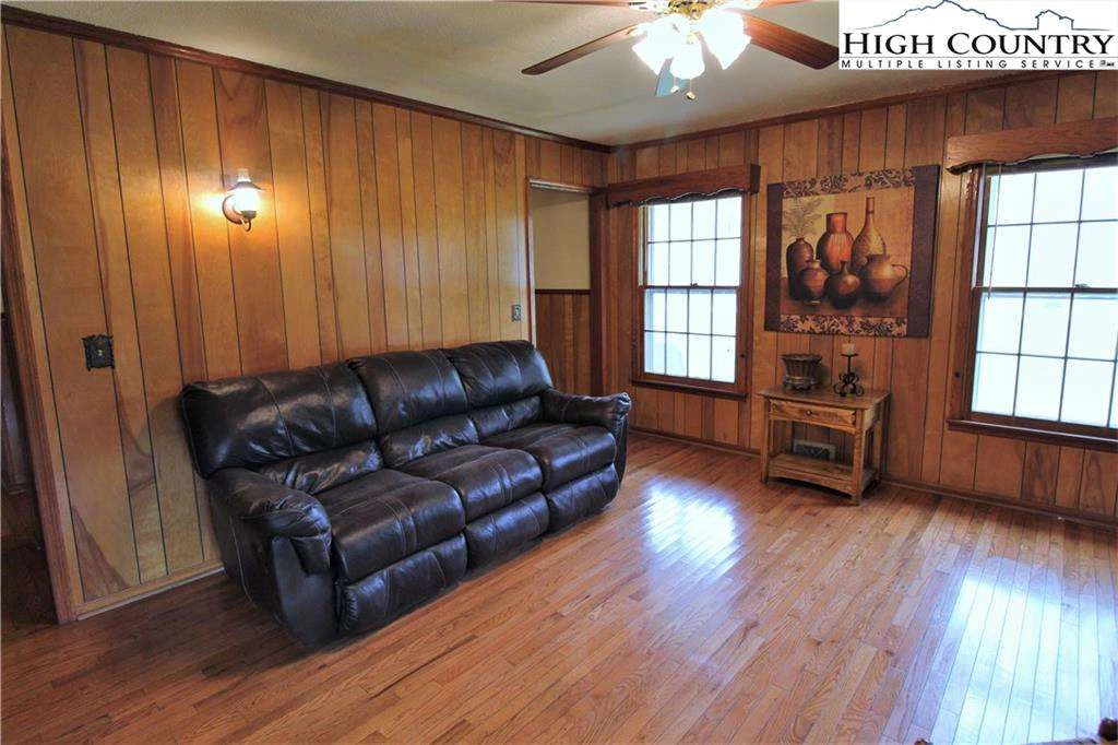 Image number 4 for the current listing