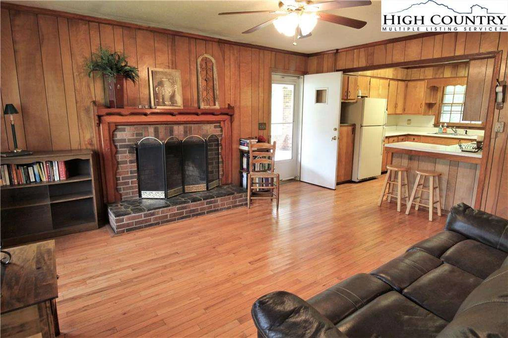 Image number 5 for the current listing