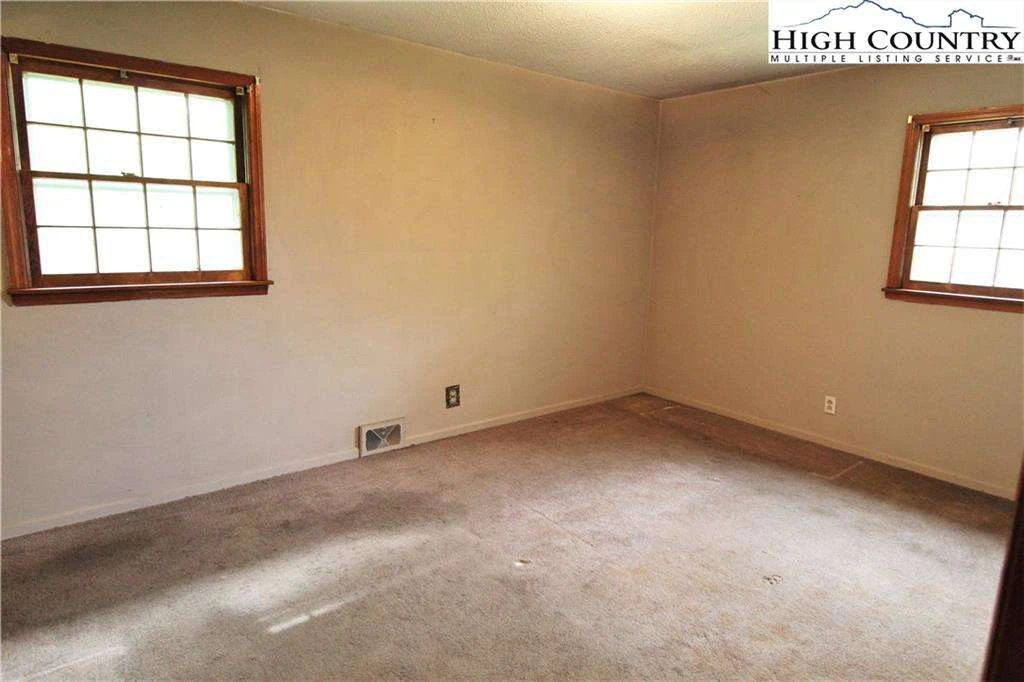 Image number 7 for the current listing