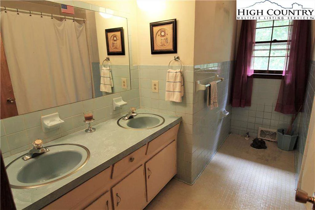 Image number 8 for the current listing