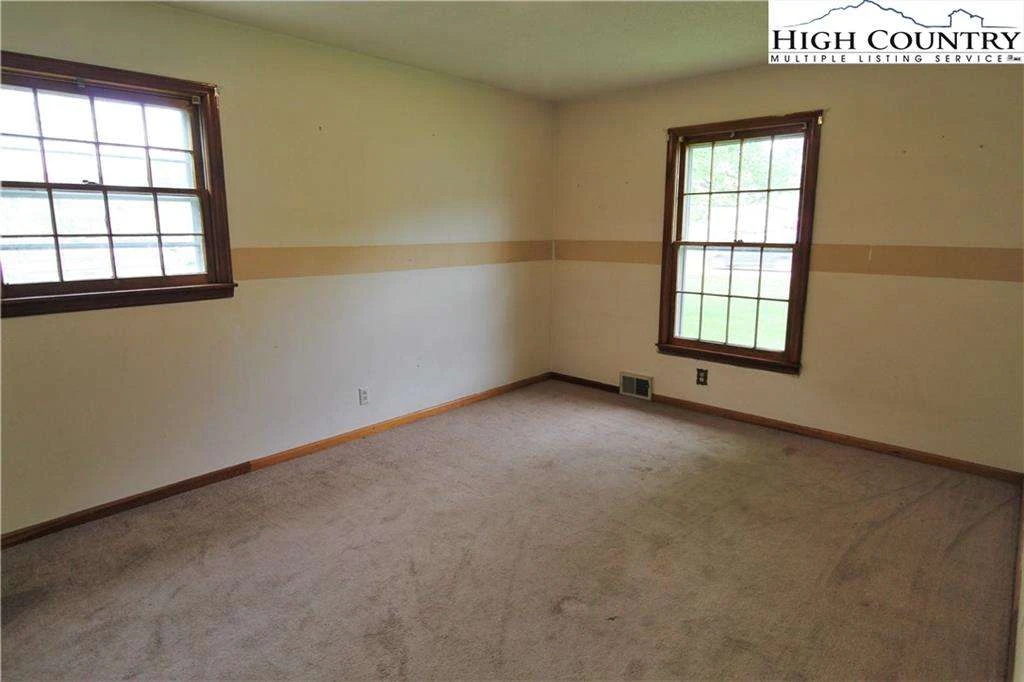 Image number 9 for the current listing