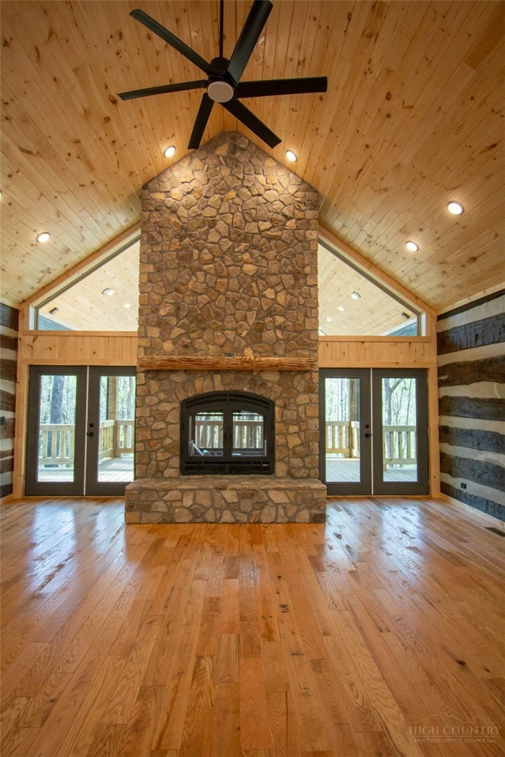 Image number 15 for the current listing