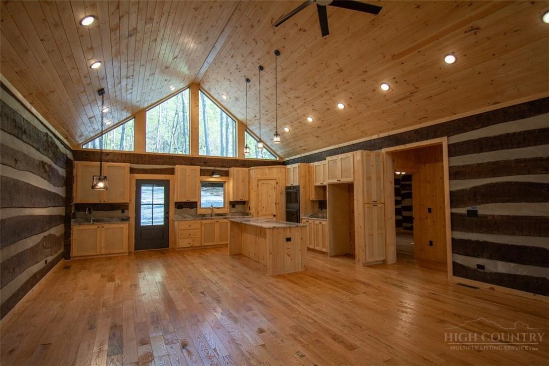 Image number 14 for the current listing