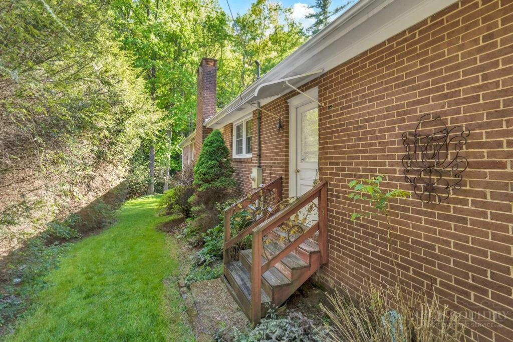 Image number 14 for the current listing