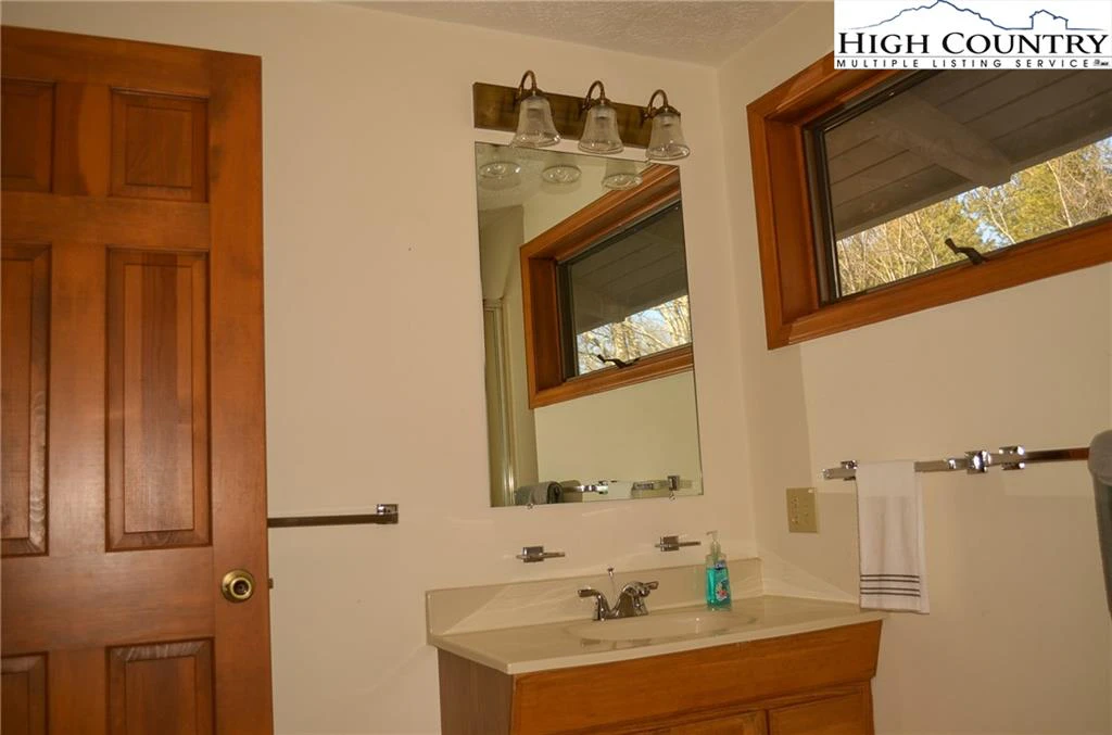 Image number 9 for the current listing