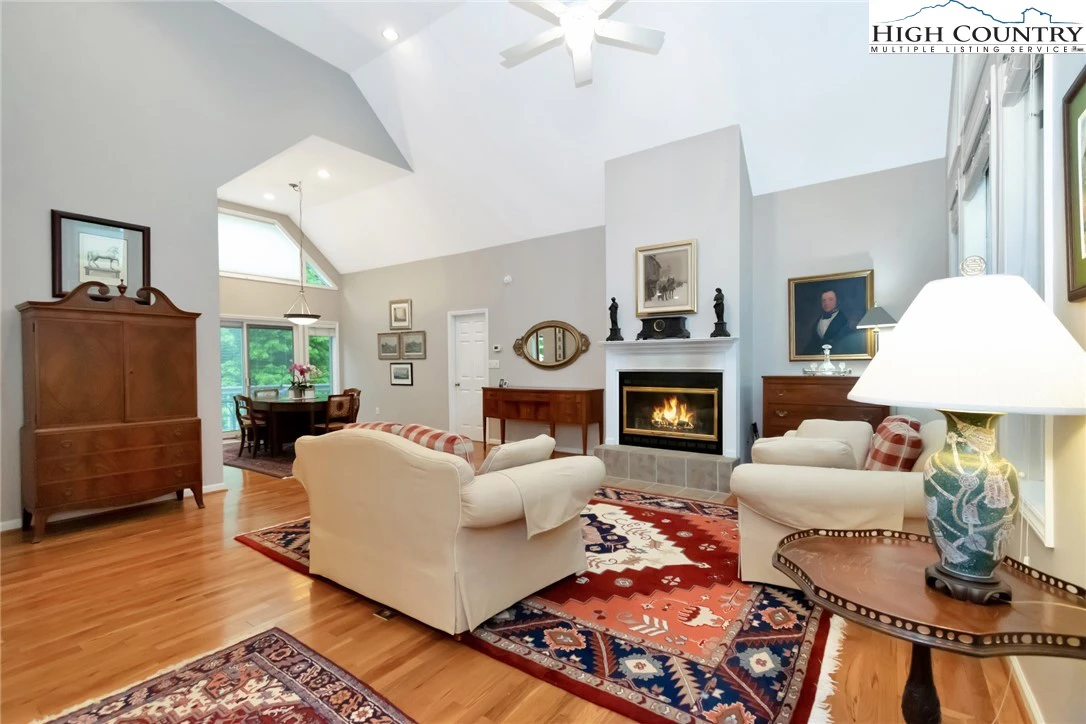 Image number 9 for the current listing