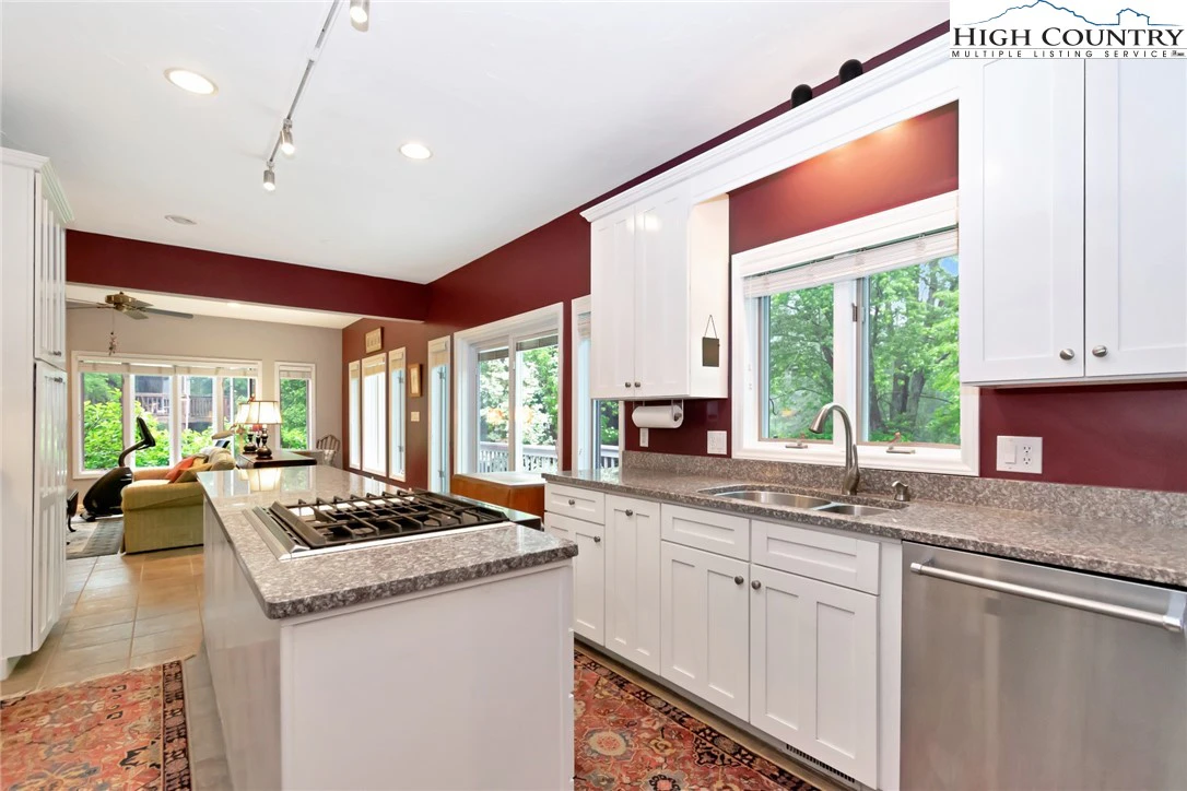 Image number 15 for the current listing