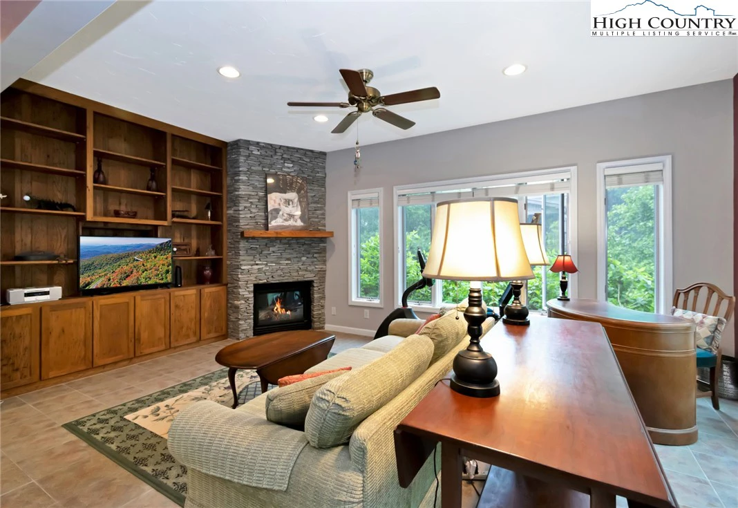 Image number 2 for the current listing