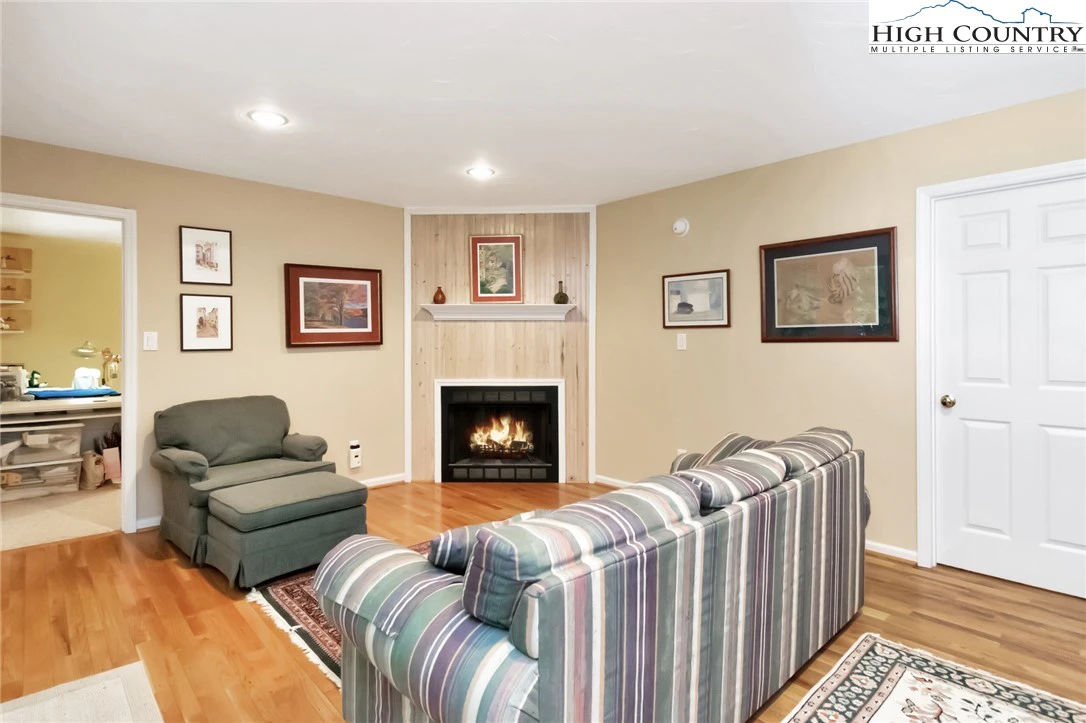 Image number 20 for the current listing