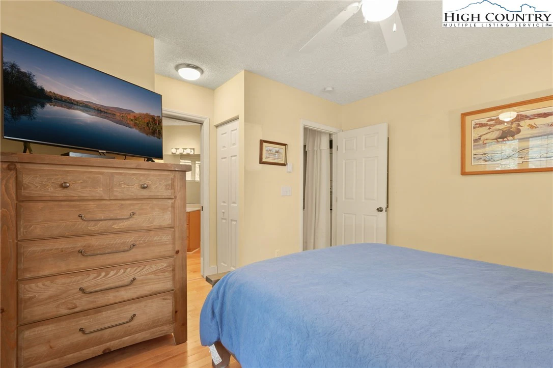 Image number 14 for the current listing
