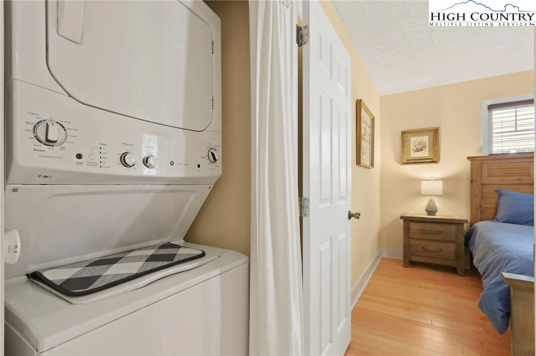 Image number 10 for the current listing