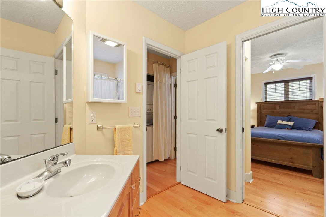 Image number 17 for the current listing