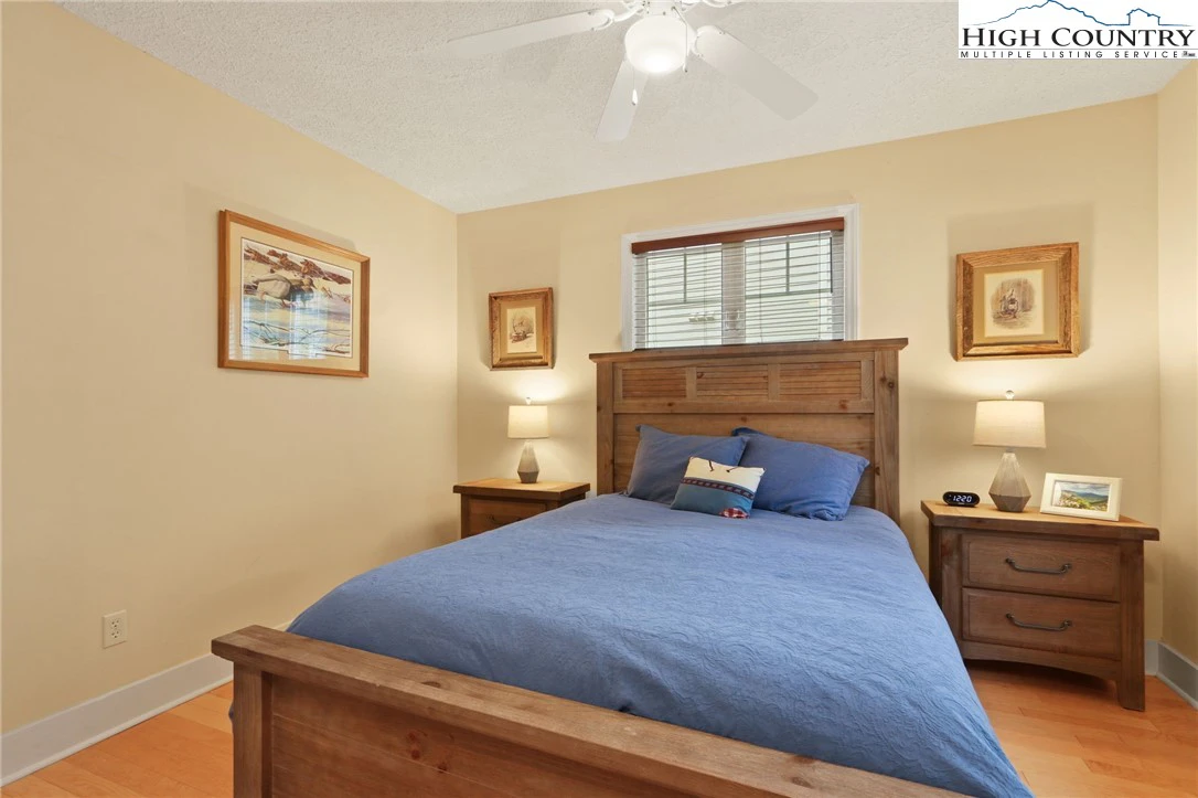 Image number 2 for the current listing