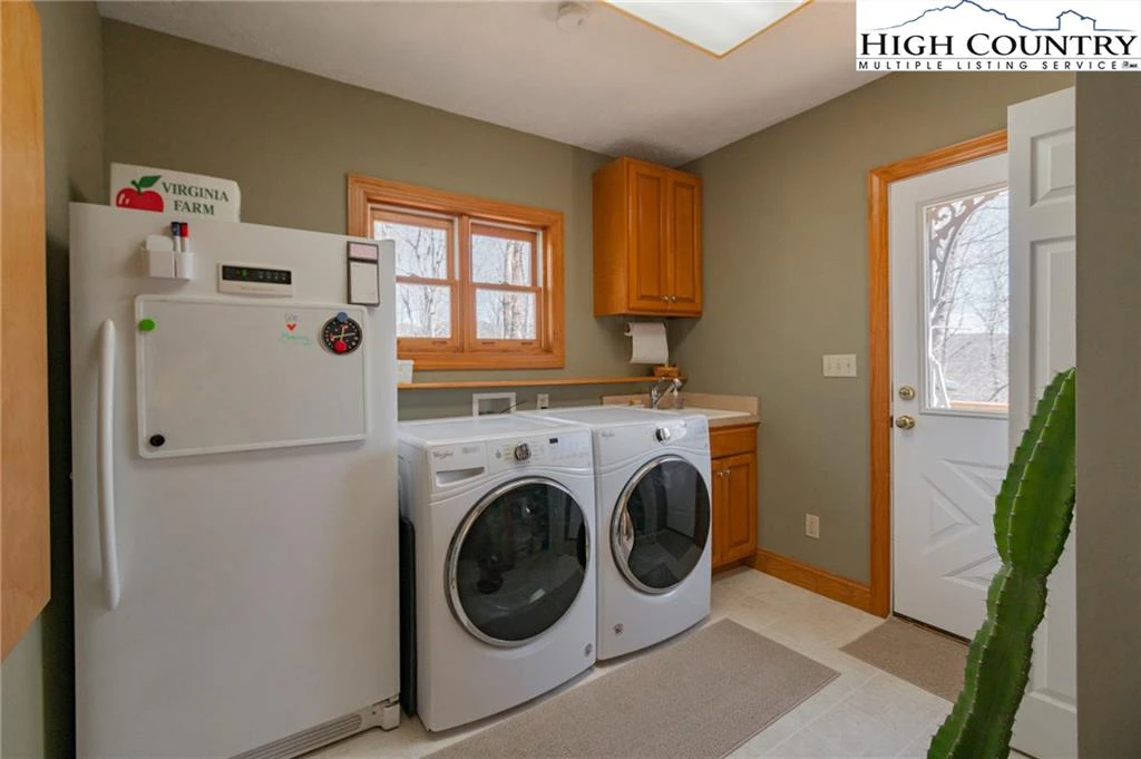 Image number 11 for the current listing
