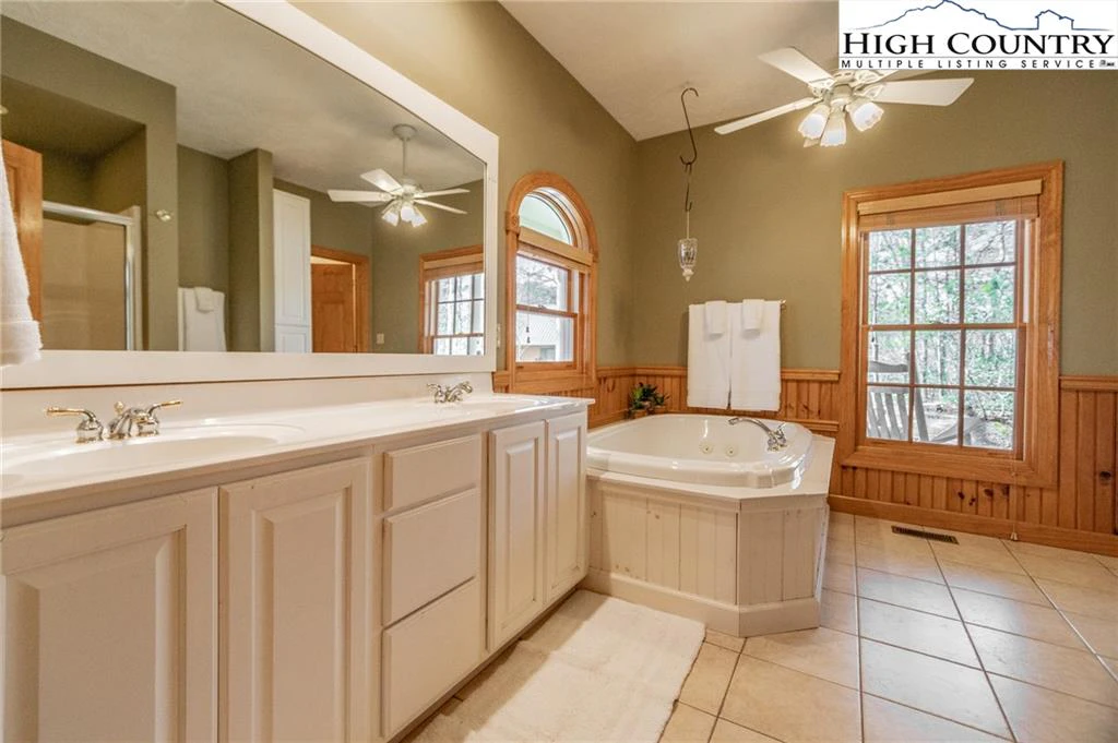 Image number 3 for the current listing