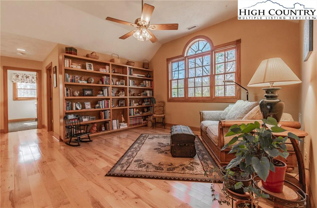 Image number 5 for the current listing