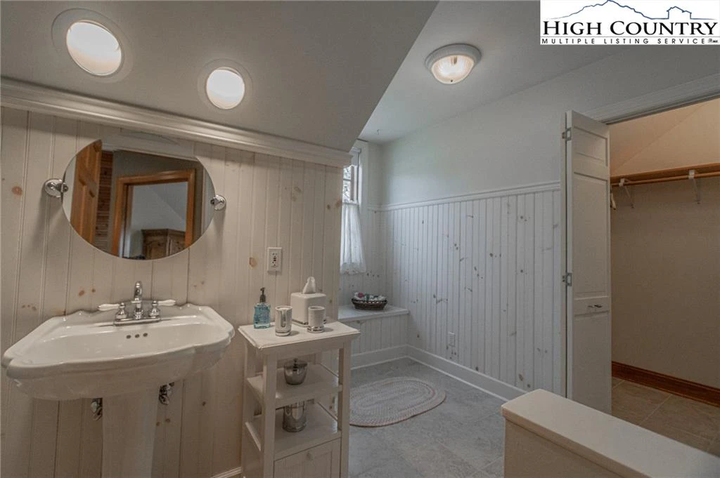 Image number 9 for the current listing