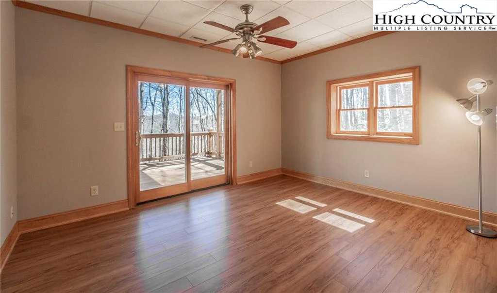 Image number 15 for the current listing