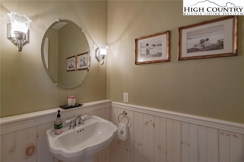 Image number 19 for the current listing