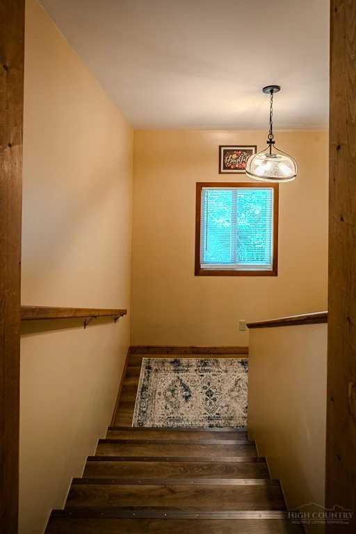 Image number 19 for the current listing