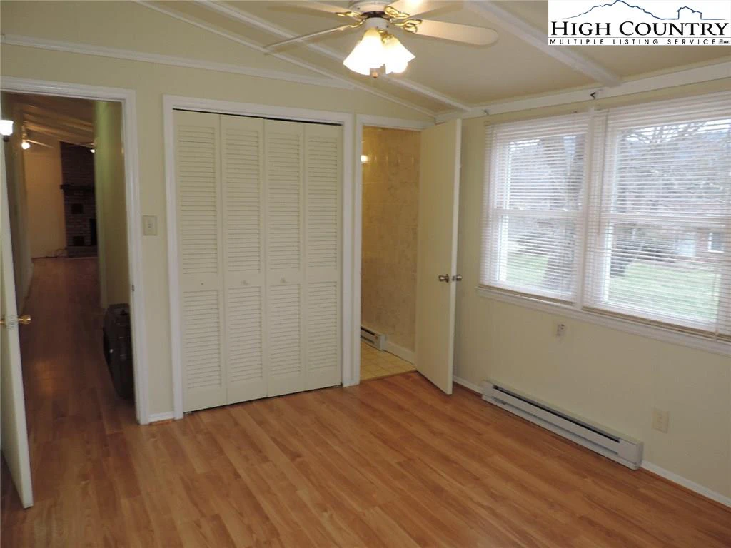 Image number 19 for the current listing