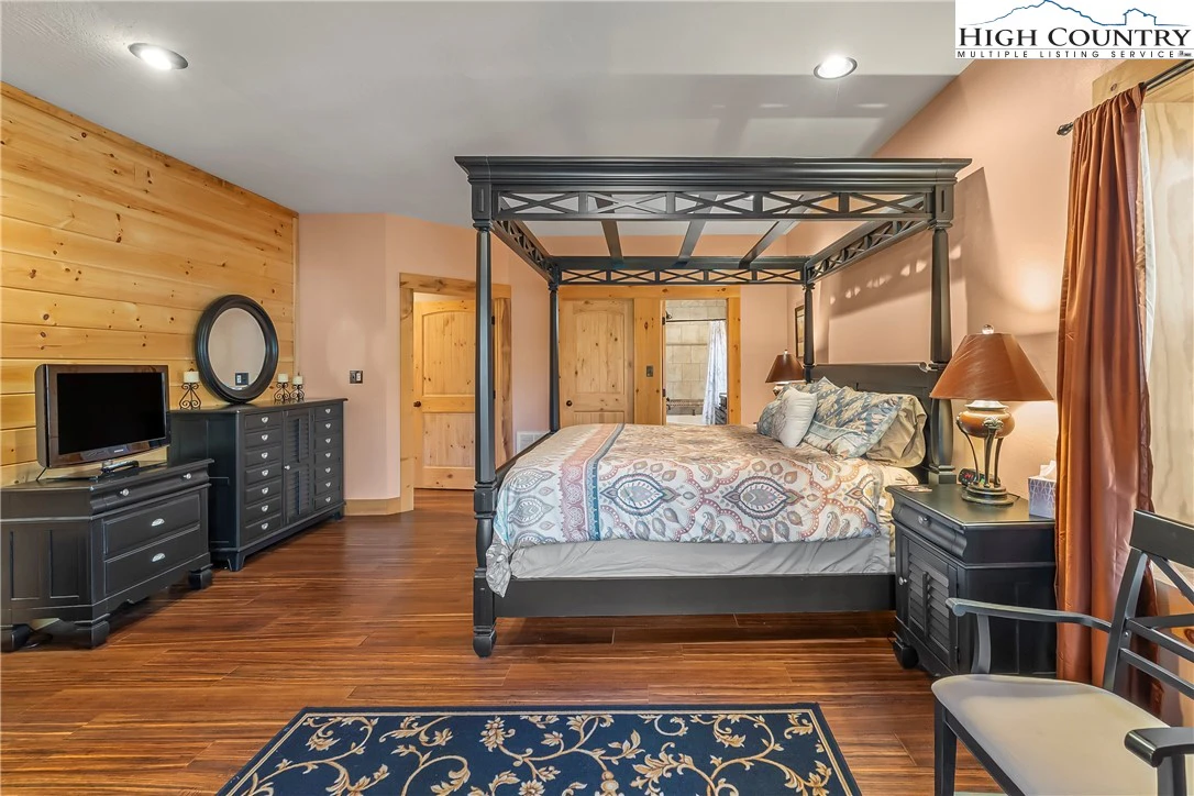 Image number 3 for the current listing