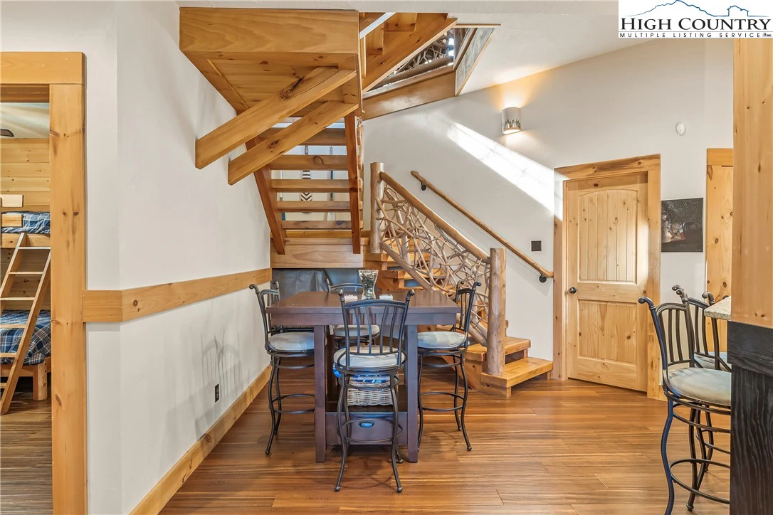 Image number 9 for the current listing