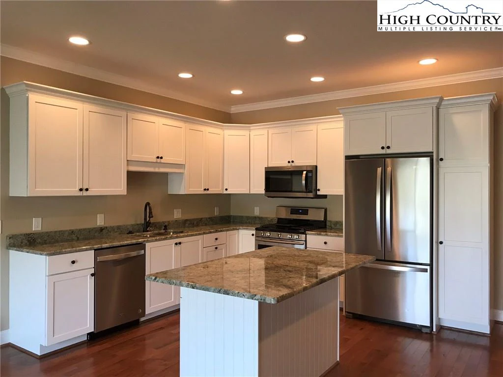 Image number 3 for the current listing