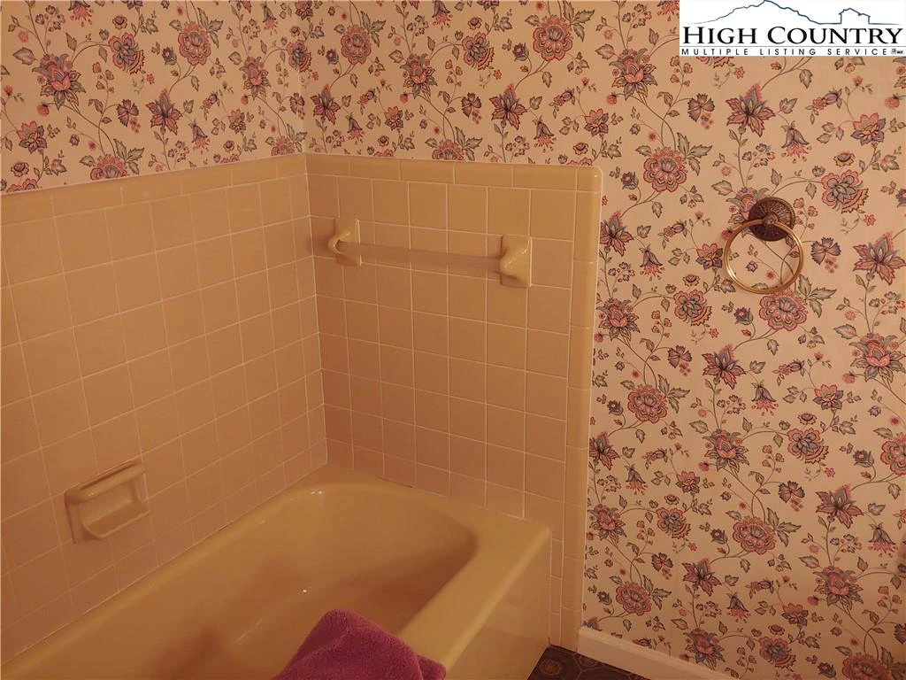 Image number 6 for the current listing