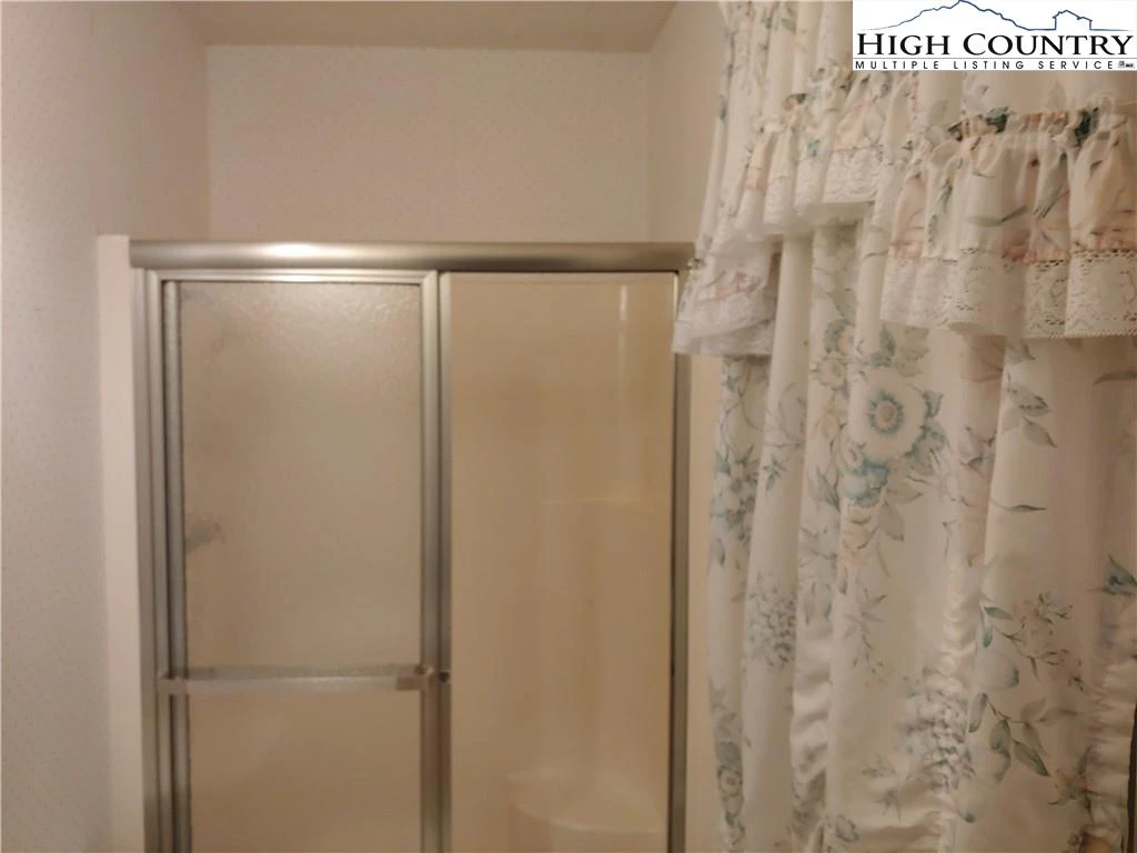 Image number 2 for the current listing