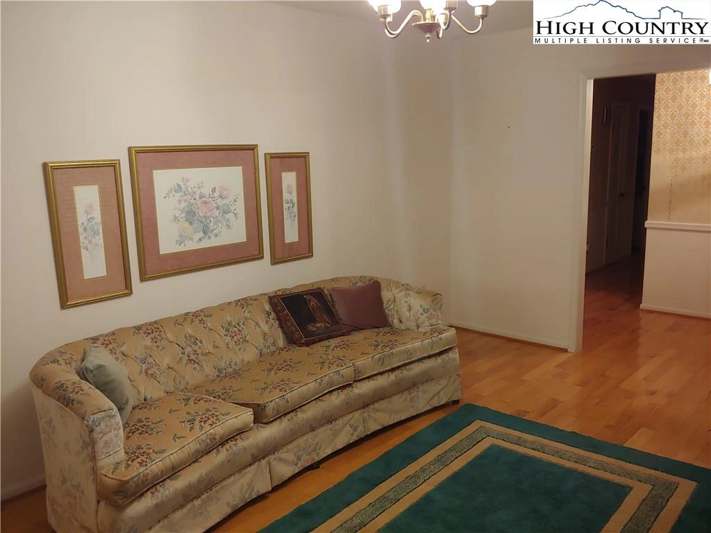 Image number 21 for the current listing