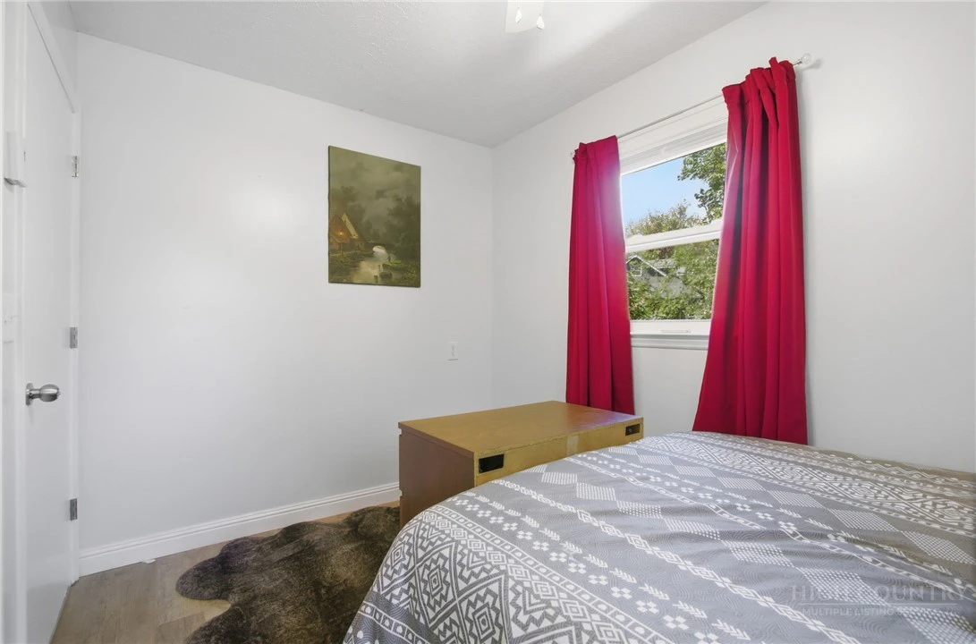 Image number 4 for the current listing