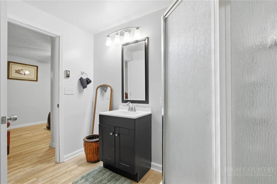 Image number 9 for the current listing