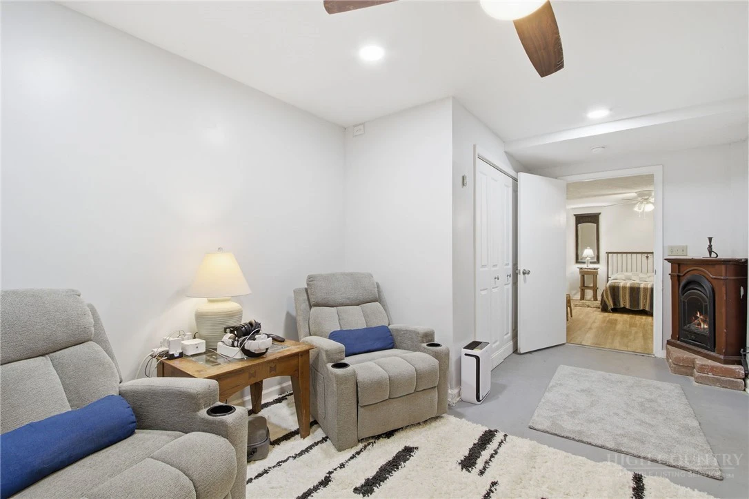 Image number 11 for the current listing