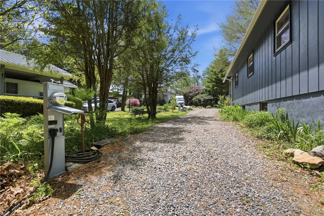 Image number 15 for the current listing