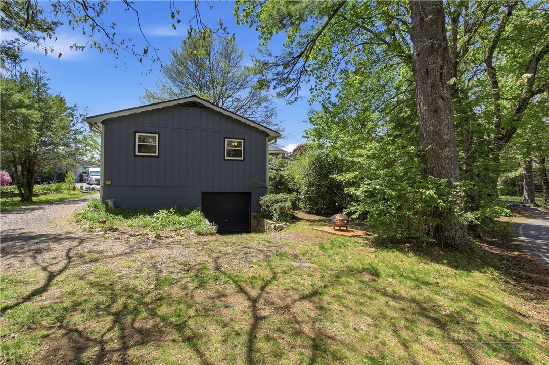 Image number 17 for the current listing