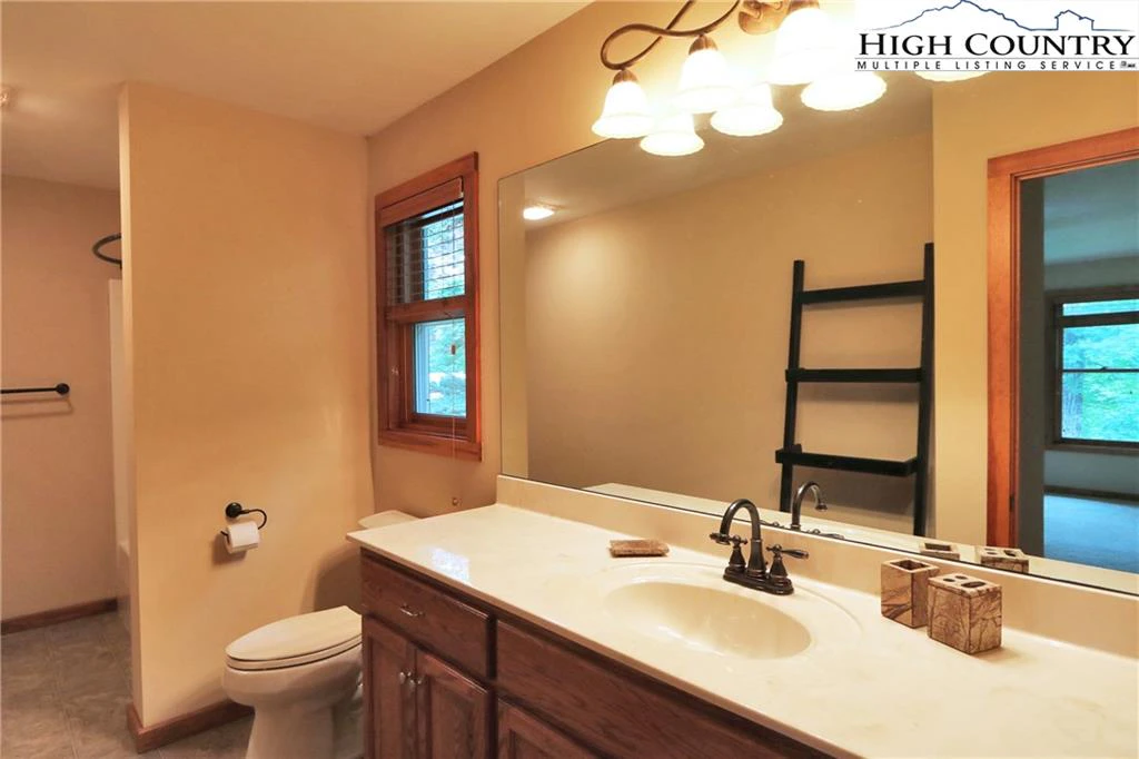 Image number 4 for the current listing