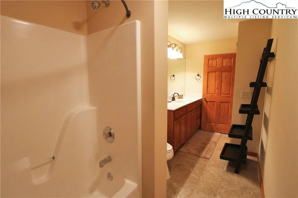 Image number 5 for the current listing