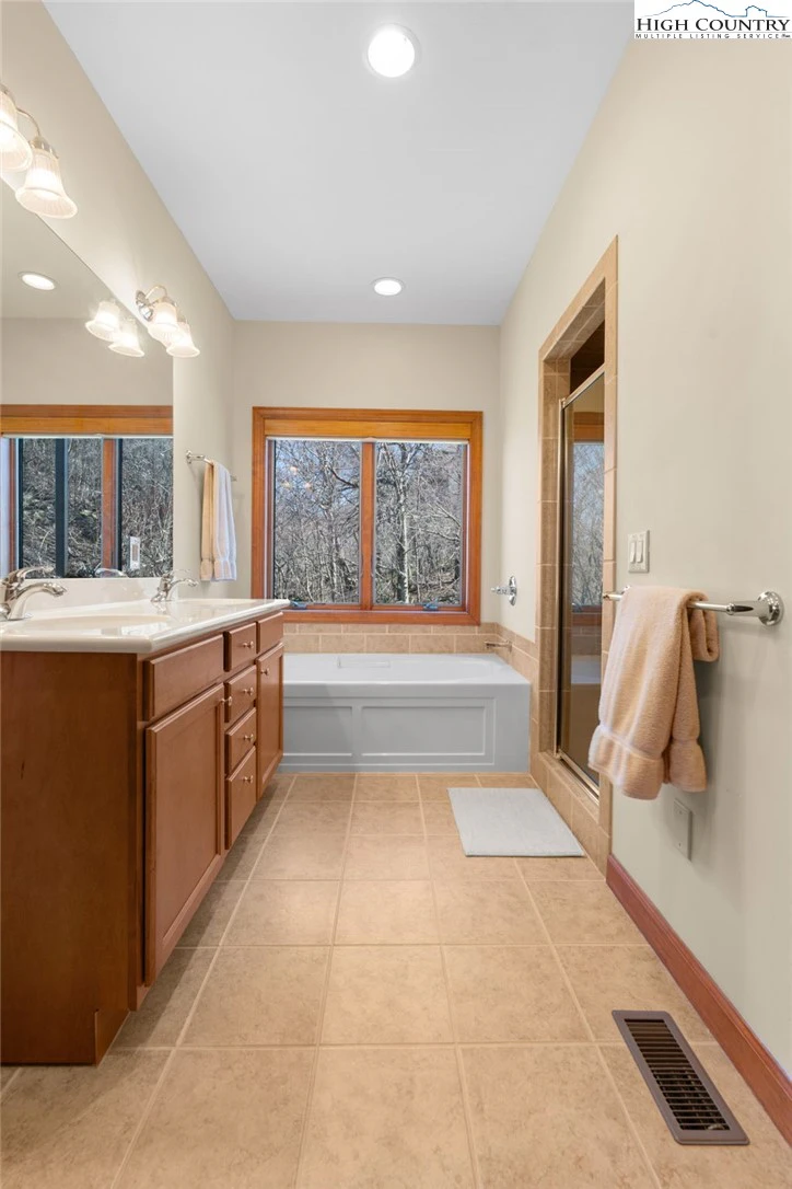 Image number 3 for the current listing