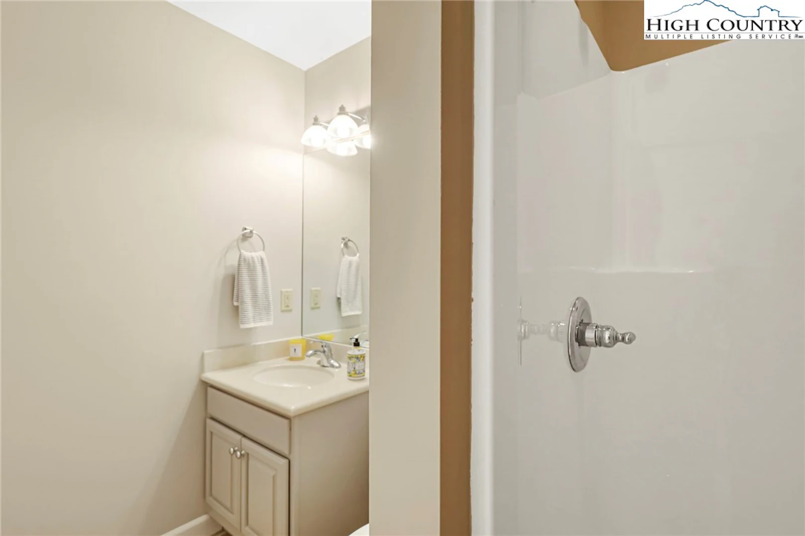 Image number 2 for the current listing