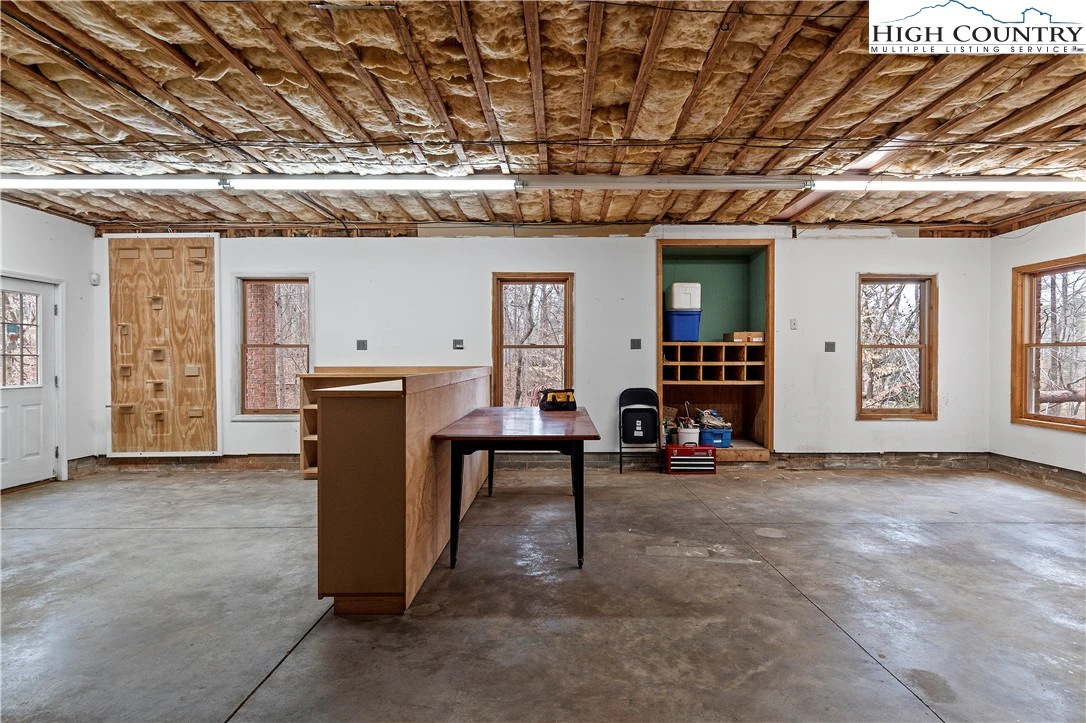 Image number 19 for the current listing