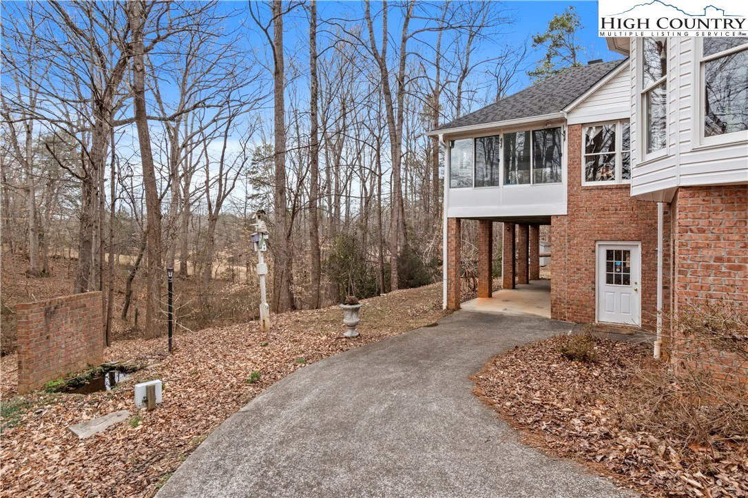 Image number 21 for the current listing