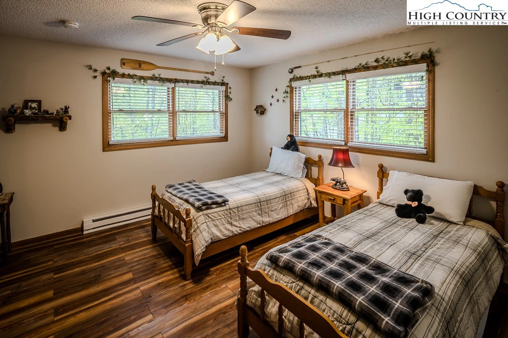 Image number 5 for the current listing
