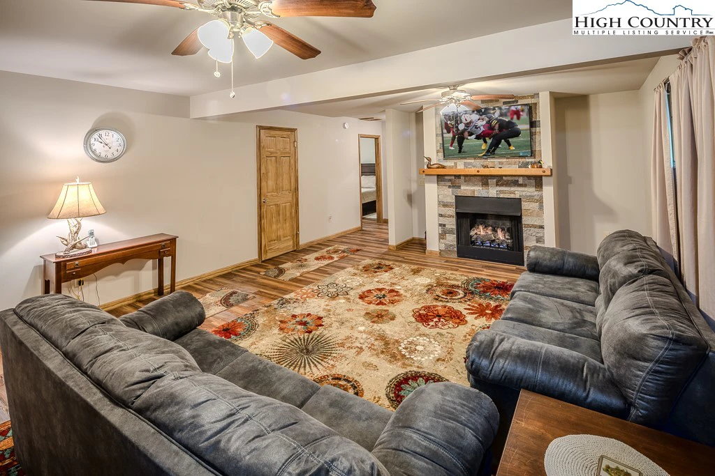Image number 9 for the current listing