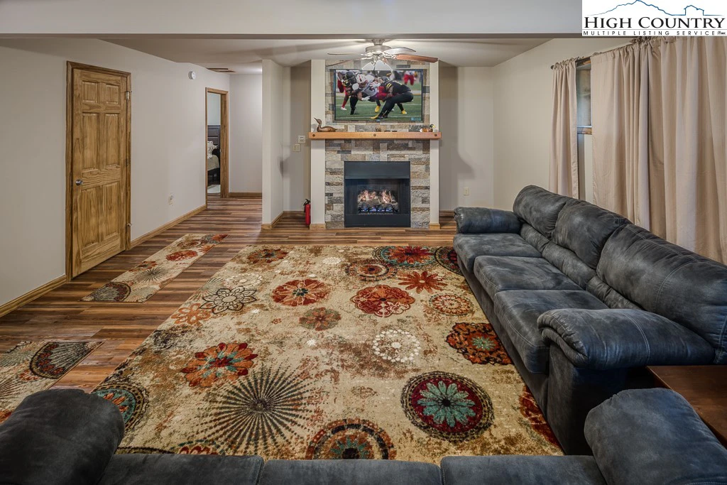 Image number 10 for the current listing